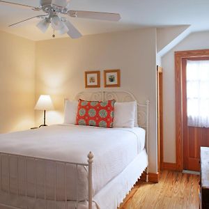Cigar House One-Bedroom Queen Suite